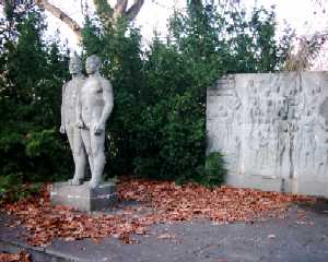 Denkmal am Südostzugang des Parks