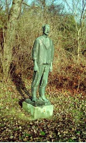 Das Denkmal Arbeiter: stehender Mann mit hochgekrempelten Ärmeln